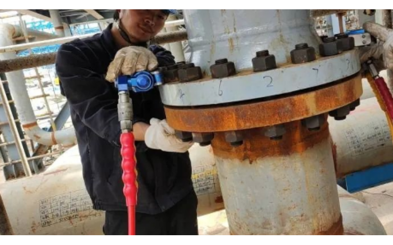 冶金余热回收设备螺栓安装预紧选用KWZK乐鱼（中国）官方网站液压力矩扳手